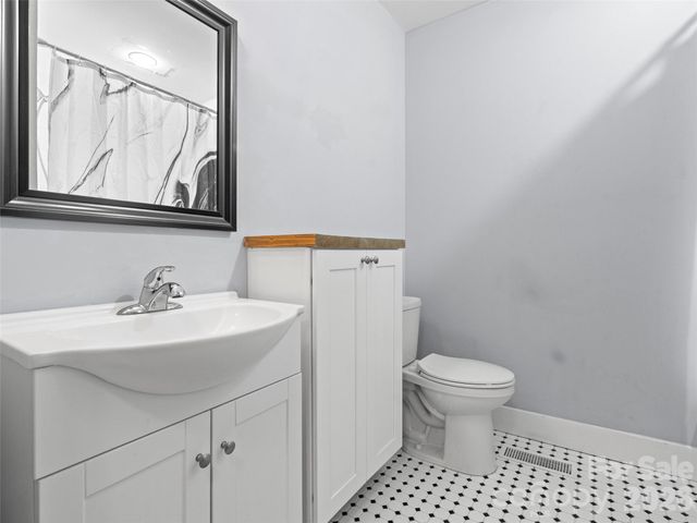 926 W Chapel Road, Asheville, NC 28803