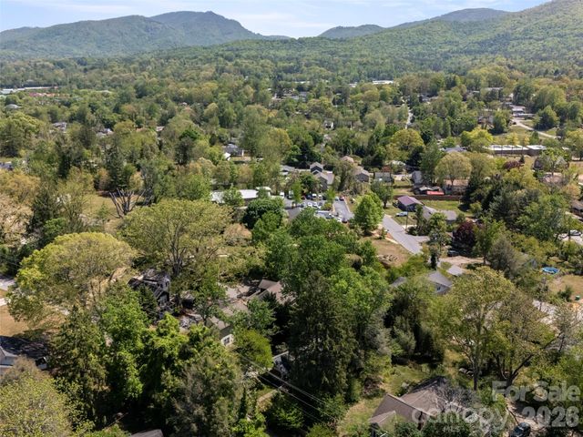 926 W Chapel Road, Asheville, NC 28803