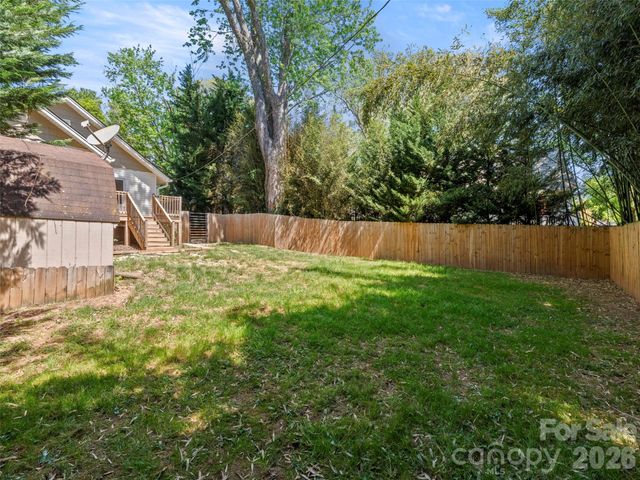 926 W Chapel Road, Asheville, NC 28803