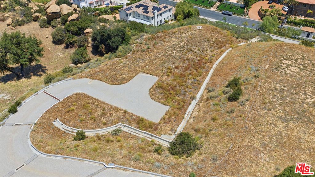 Image 2 of property listing at 11629 Poema Pl., Chatsworth, CA 91311