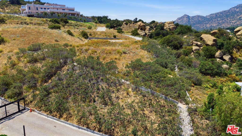 Image 7 of property listing at 11629 Poema Pl., Chatsworth, CA 91311