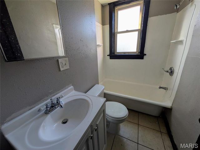 3900 Ray Avenue, St Louis, MO 63116