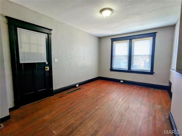 3900 Ray Avenue, St Louis, MO 63116