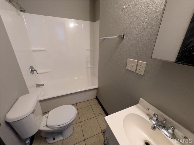 3900 Ray Avenue, St Louis, MO 63116