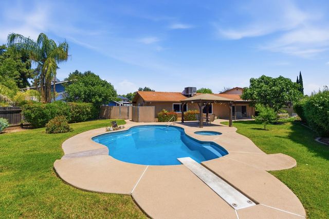 343 N Orangewood Avenue, Fresno, CA 93727