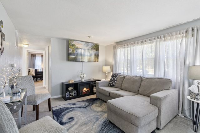 17 Liberty Boulevard, Machesney Park, IL 61115