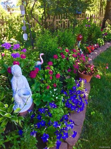 10 Cobblestone Place, Saginaw, MI 48603