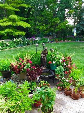 10 Cobblestone Place, Saginaw, MI 48603