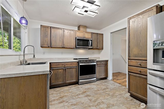 2015 E 57th Street, Tacoma, WA 98404