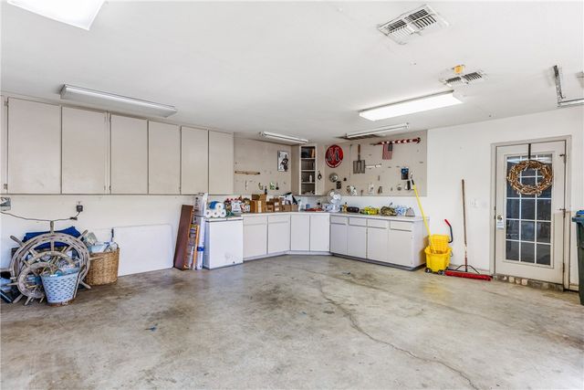 6152 Saint Denis St, Corpus Christi, TX 78414