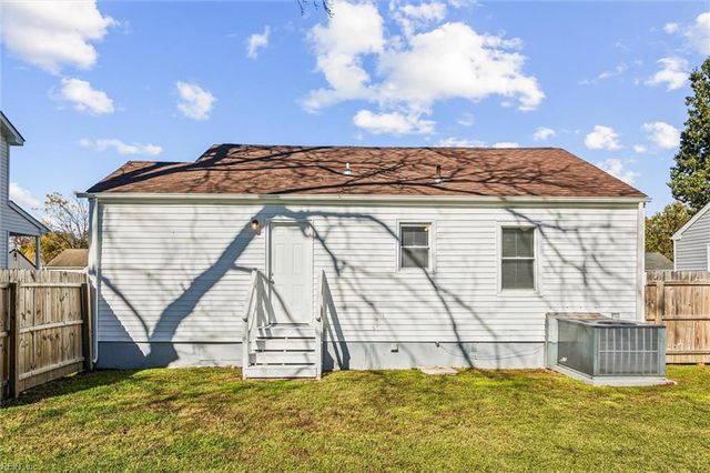 22 Lucas DR, Hampton, VA 23669