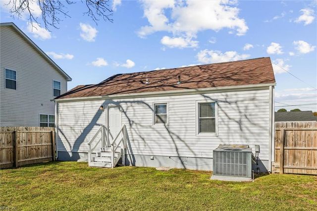 22 Lucas DR, Hampton, VA 23669