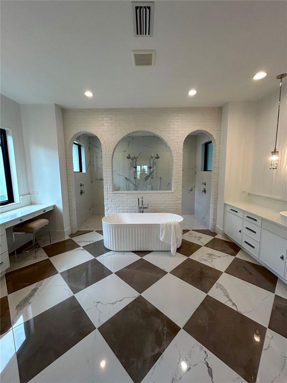 Image 7 of property listing at 258 CRYSTAL WATERS DRIVE, Sarasota, FL 34240