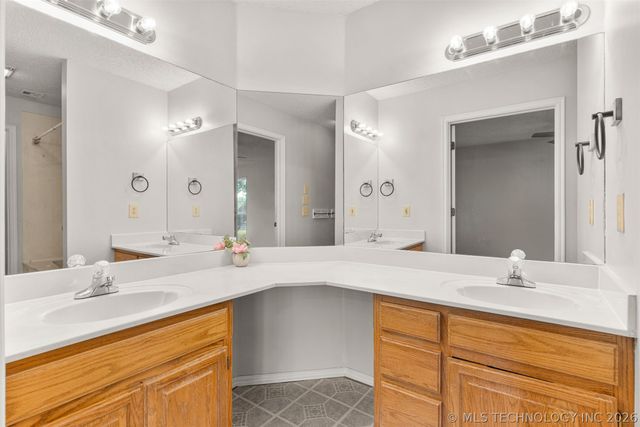 2317 SW Quail Run Drive, Claremore, OK 74019