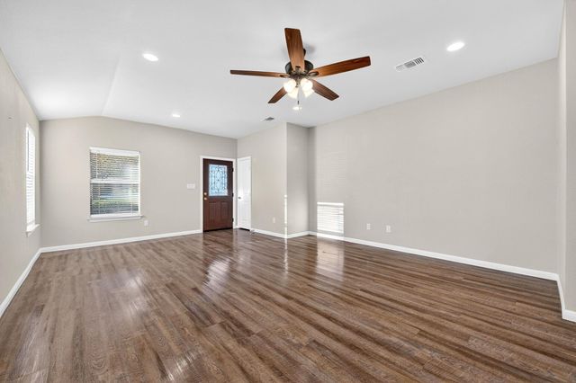 129 Salado DR, Kyle, TX 78640