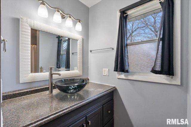 337 5TH Street Court, Silvis, IL 61282