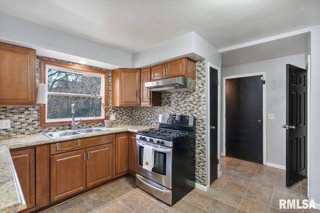 337 5TH Street Court, Silvis, IL 61282