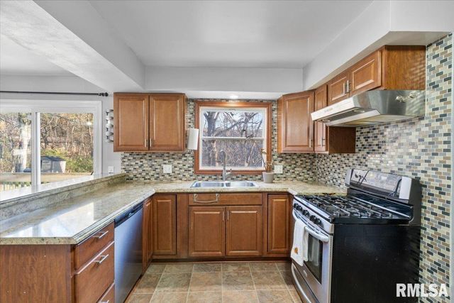 337 5TH Street Court, Silvis, IL 61282