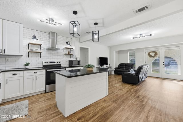 3517 CESERY Boulevard, Jacksonville, FL 32277