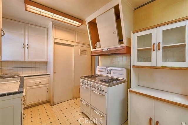 8006 Hooper, Los Angeles, CA 90001