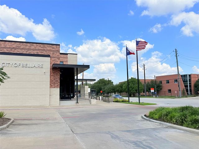 904 Lennette, Bellaire, TX 77401