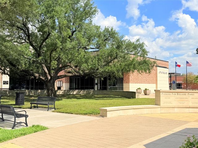 904 Lennette, Bellaire, TX 77401