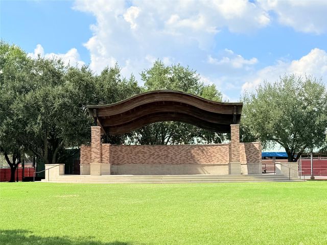 904 Lennette, Bellaire, TX 77401