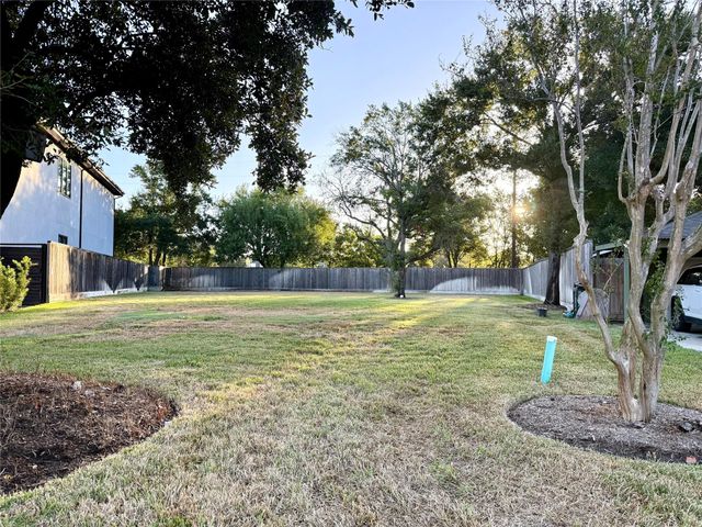 904 Lennette, Bellaire, TX 77401