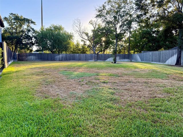 904 Lennette, Bellaire, TX 77401