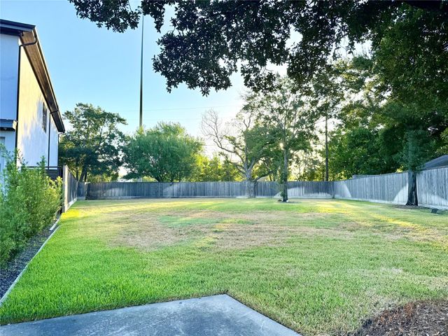 904 Lennette, Bellaire, TX 77401