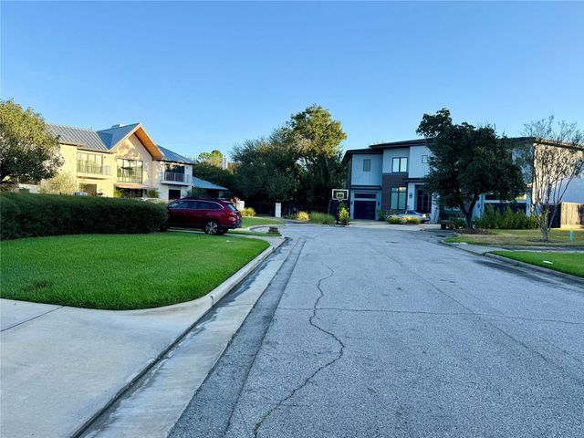 904 Lennette, Bellaire, TX 77401