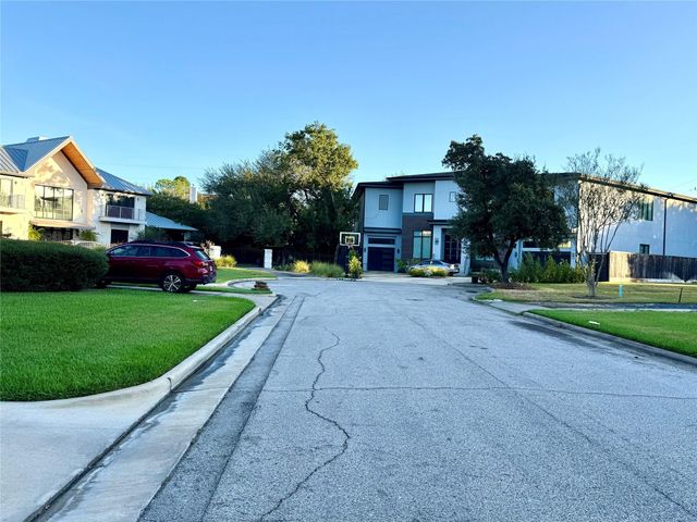 904 Lennette, Bellaire, TX 77401