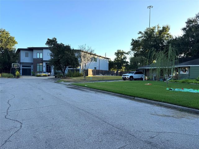 904 Lennette, Bellaire, TX 77401