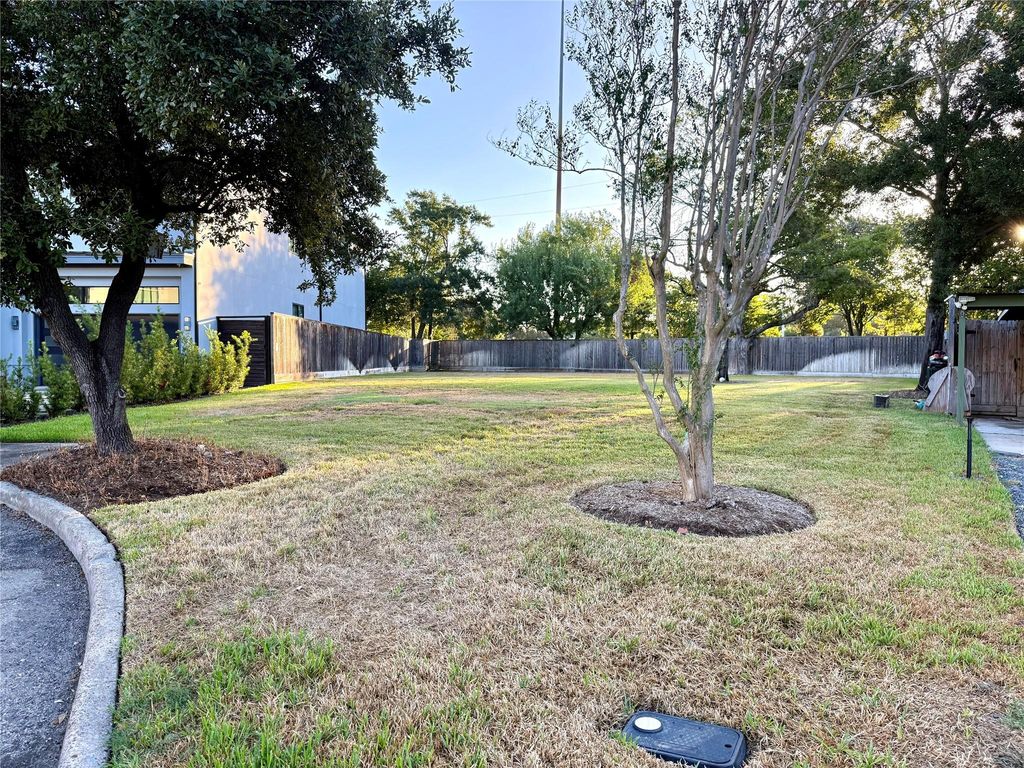 904 Lennette, Bellaire, TX 77401