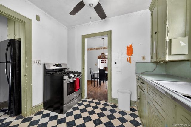 8 Henry Place, Bay Shore, NY 11706