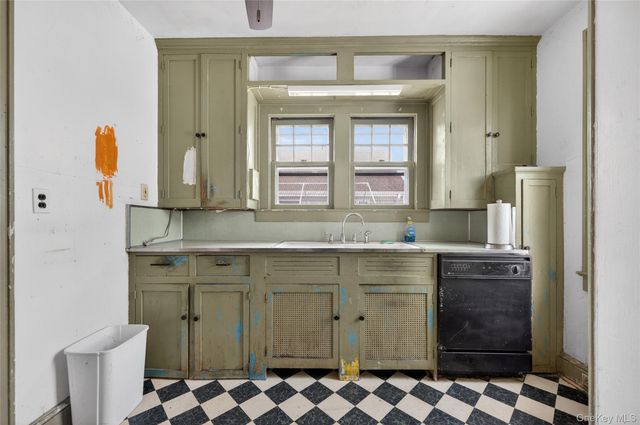 8 Henry Place, Bay Shore, NY 11706