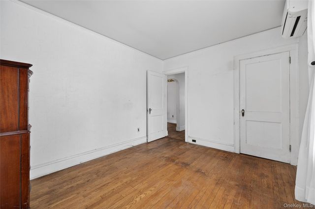 8 Henry Place, Bay Shore, NY 11706