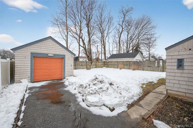 8 Henry Place, Bay Shore, NY 11706