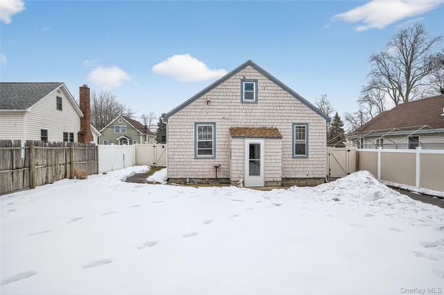 8 Henry Place, Bay Shore, NY 11706