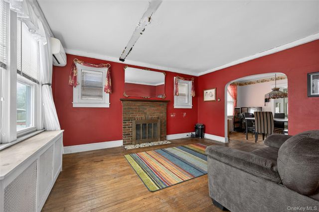 8 Henry Place, Bay Shore, NY 11706