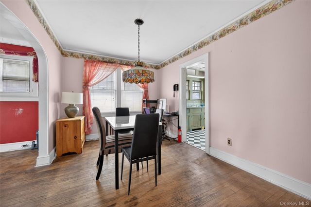 8 Henry Place, Bay Shore, NY 11706