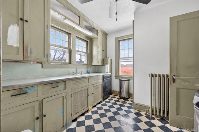 8 Henry Place, Bay Shore, NY 11706