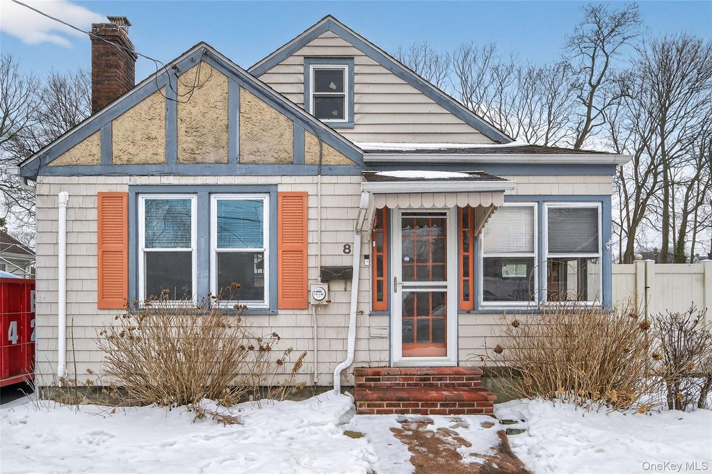 8 Henry Place, Bay Shore, NY 11706