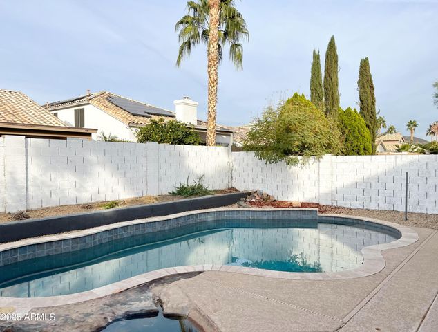 6926 W Via Del Sol Drive, Glendale, AZ 85310