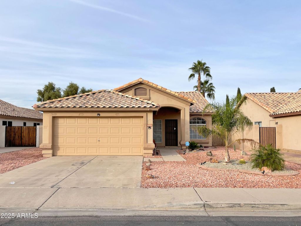 6926 W Via Del Sol Drive, Glendale, AZ 85310