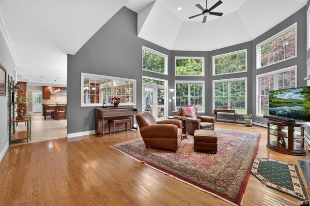 4 Pearl Court, Katonah, NY 10536