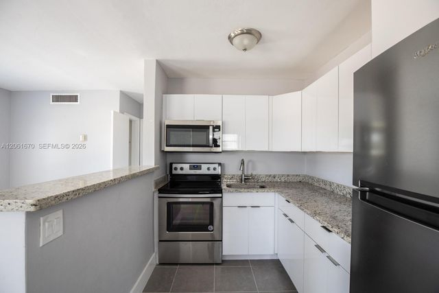 1960 NE 161st St 201, North Miami Beach, FL 33162