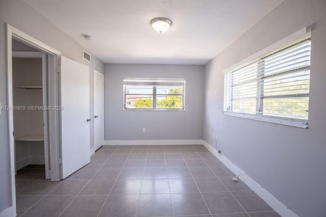 1960 NE 161st St 201, North Miami Beach, FL 33162