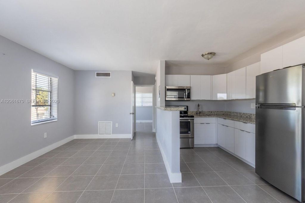 1960 NE 161st St 201, North Miami Beach, FL 33162