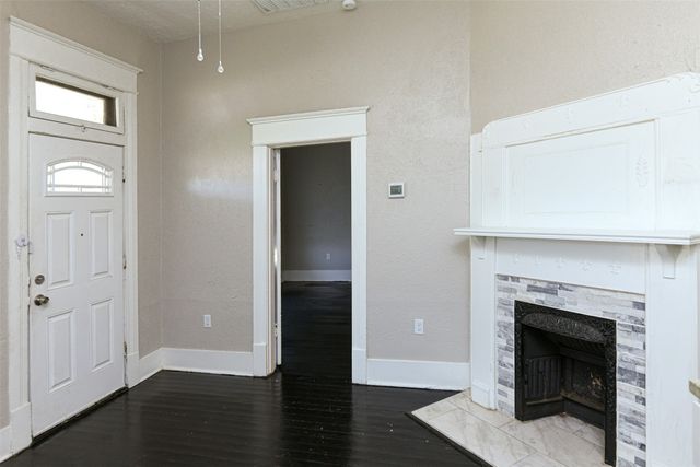 1513 South Freeway, Fort Worth, TX 76104